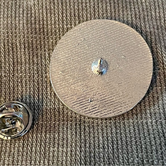 no tv signal lapel pin - Picture 2 of 2